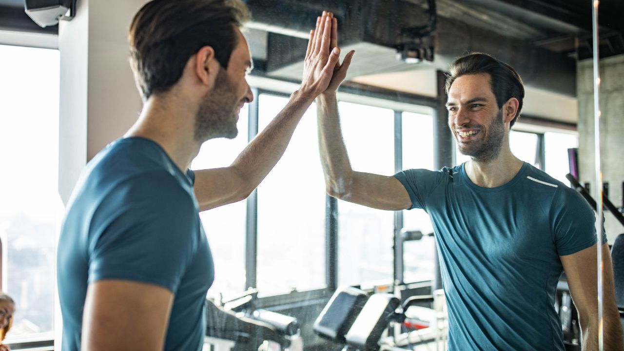 Selbstwirksamkeit Mann klatscht mit Hand an den Spiegel