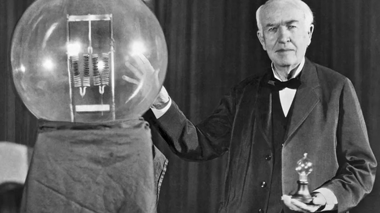 Misserfolge - Edison holding a light bulb 