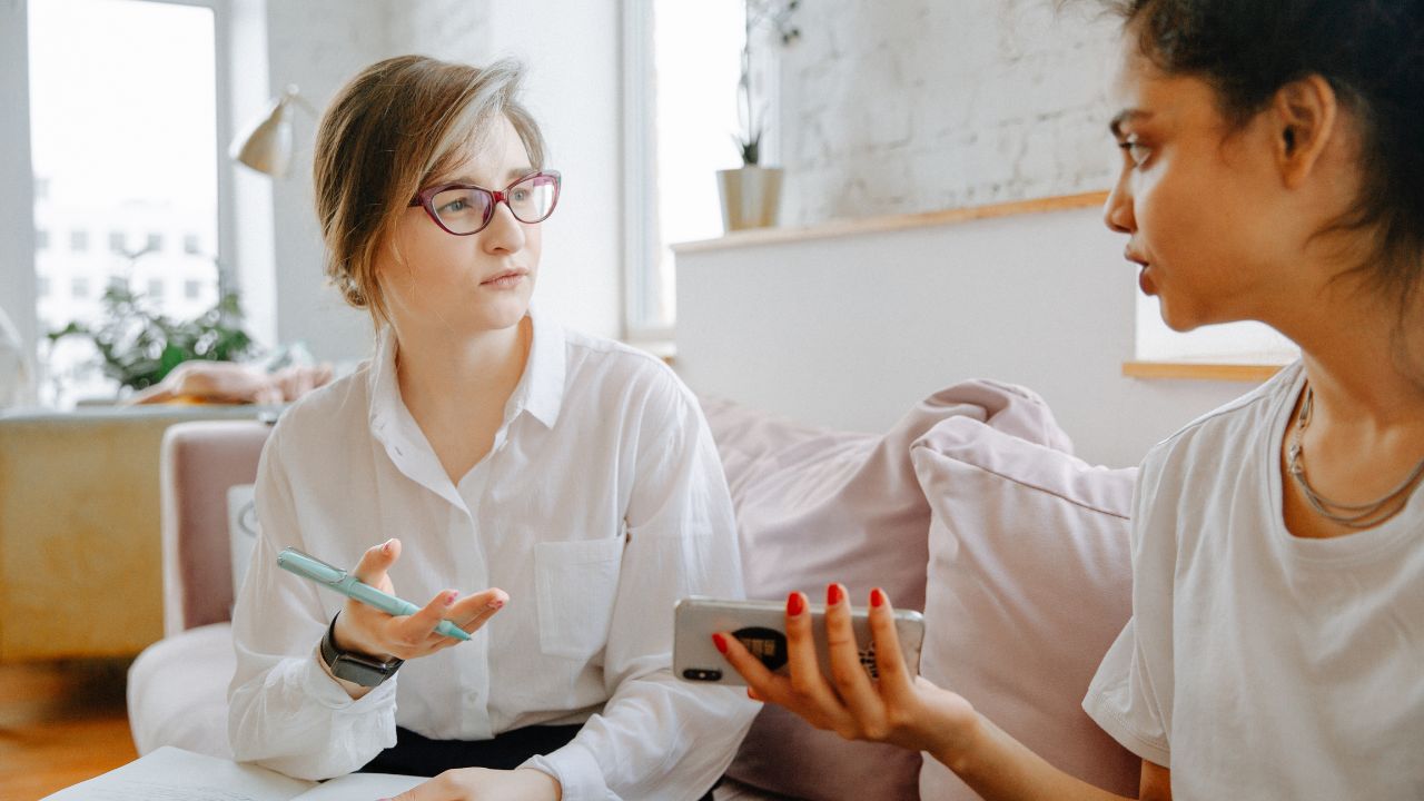 a woman talking to another woman -Coaching oder Therapie Selbtwahrnehmung